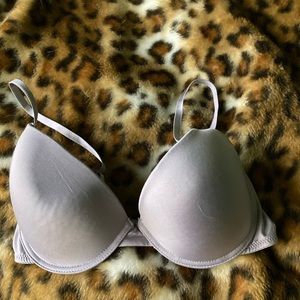 Kathy Ireland Intimates Grey Plunge Underwire Bra Size 36D.